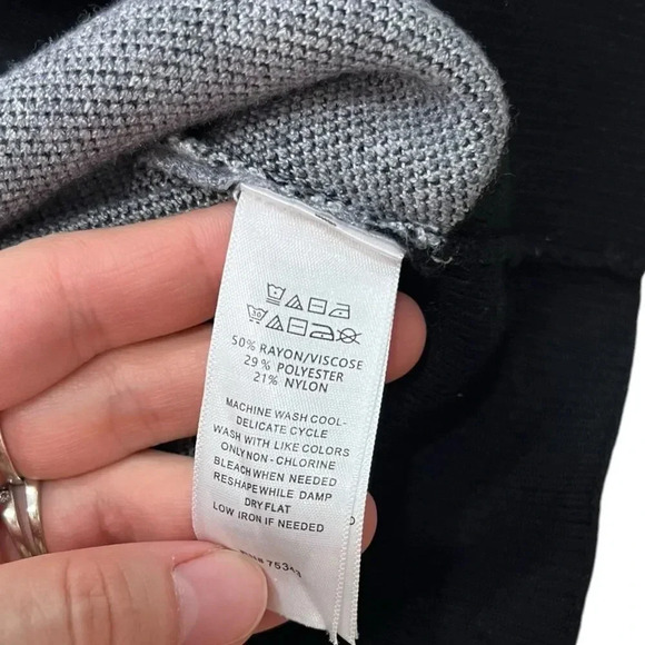 Tahari Black Plaid Crewneck Sweater S - Picture 4 of 4